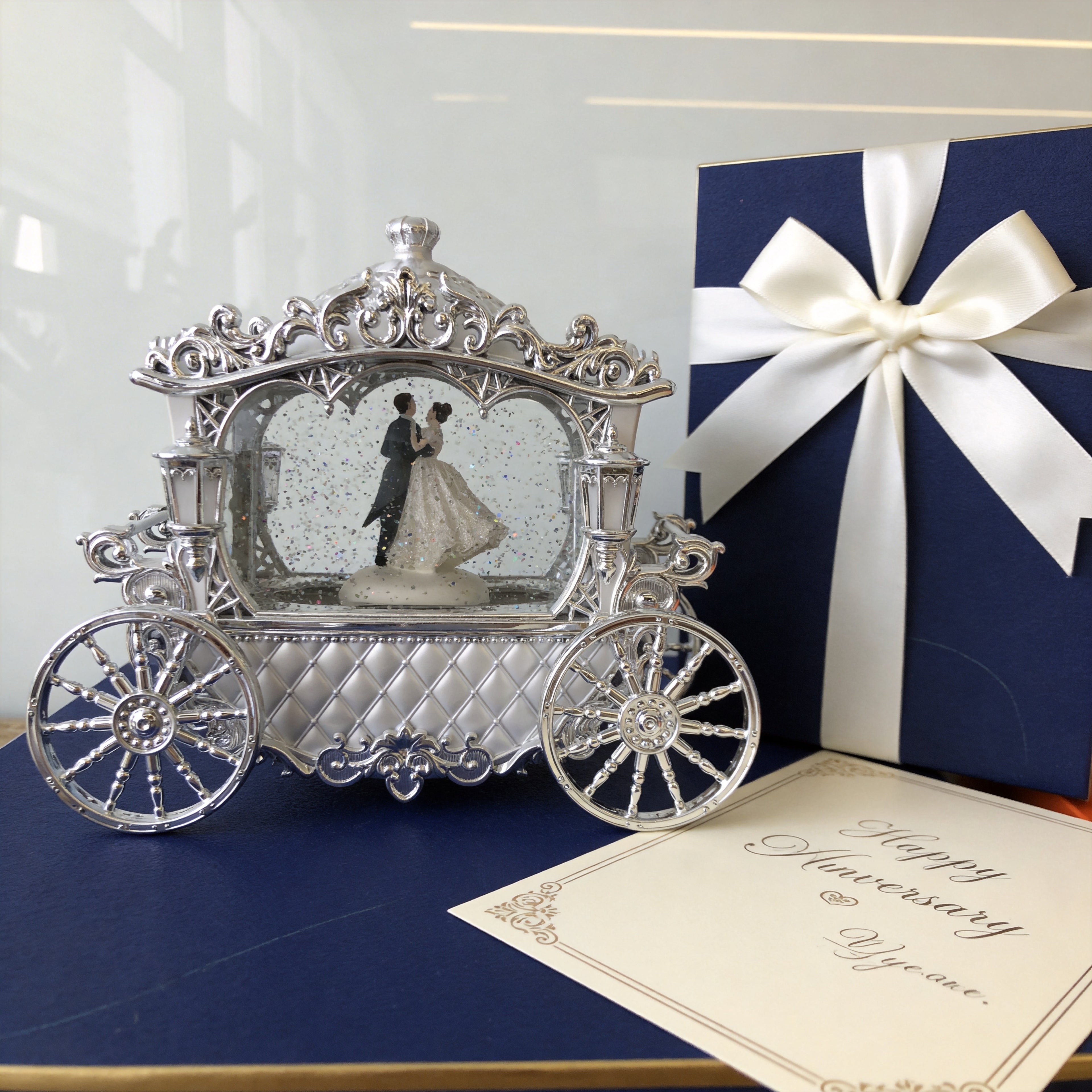 7.7“ LED Wedding Couple Carriage Glitter Water Lantern